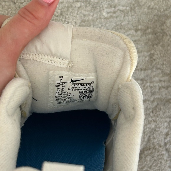 Nike Air Max Verona White with Blue Accents - Picture 6 of 6